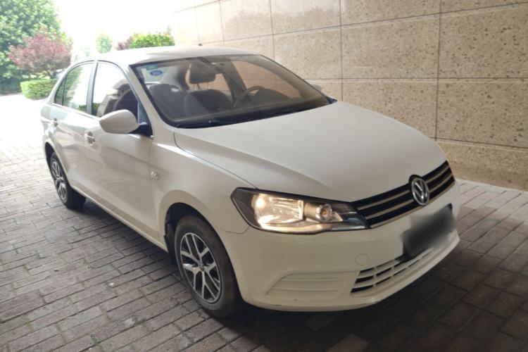 Used Volkswagen Jetta 2015 Value Edition 1.6L Manual Fashionable Style Front Right 45 Deg