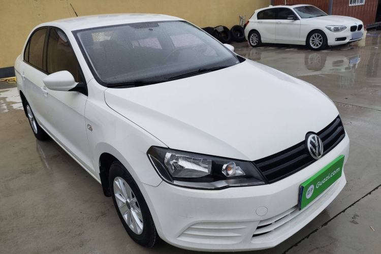 Used Volkswagen Jetta 2015 Value Edition 1.6L Manual Fashionable Style Front Right 45 Deg