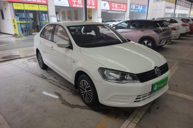 Used Volkswagen Jetta 2015 1.6L Manual Fashion Edition Front Right 45 Deg
