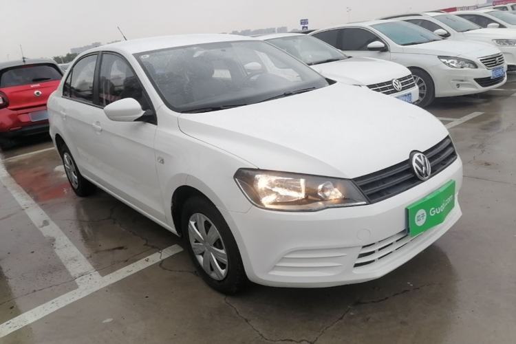 Used Volkswagen Jetta 2015 1.6L Manual Fashion Edition Front Right 45 Deg