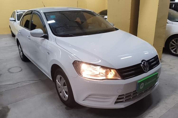 Used Volkswagen Jetta 2015 Value Edition 1.6L Manual Fashionable Style Front Right 45 Deg