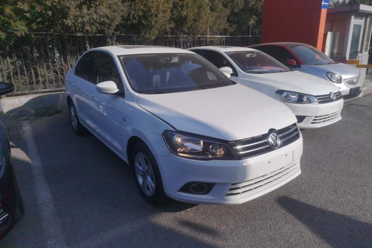 Used Volkswagen Jetta 2015 1.6L Automatic Luxury Model Front Right 45 Deg