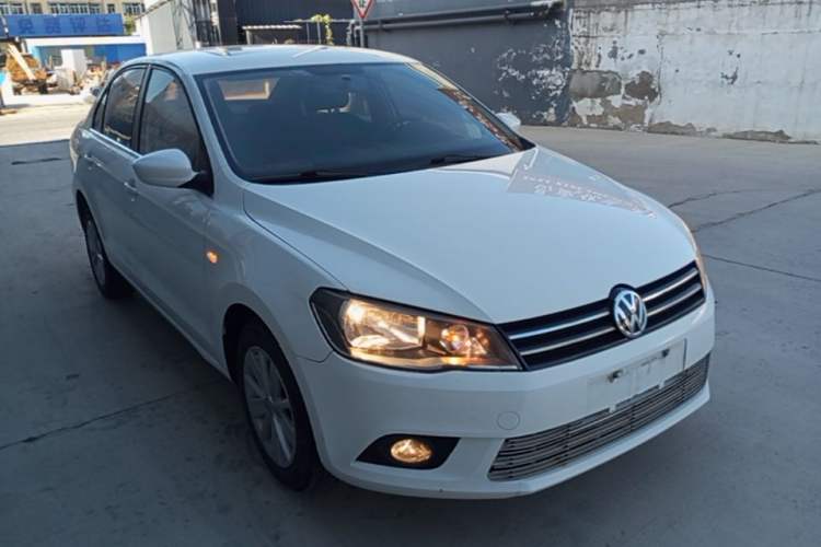 Used Volkswagen Jetta 2015 1.6L Manual Comfort Model Front Right 45 Deg