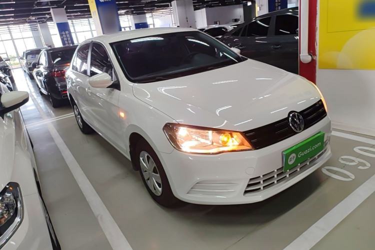 Used Volkswagen Jetta 2015 Value Edition 1.6L Manual Fashionable Style Front Right 45 Deg