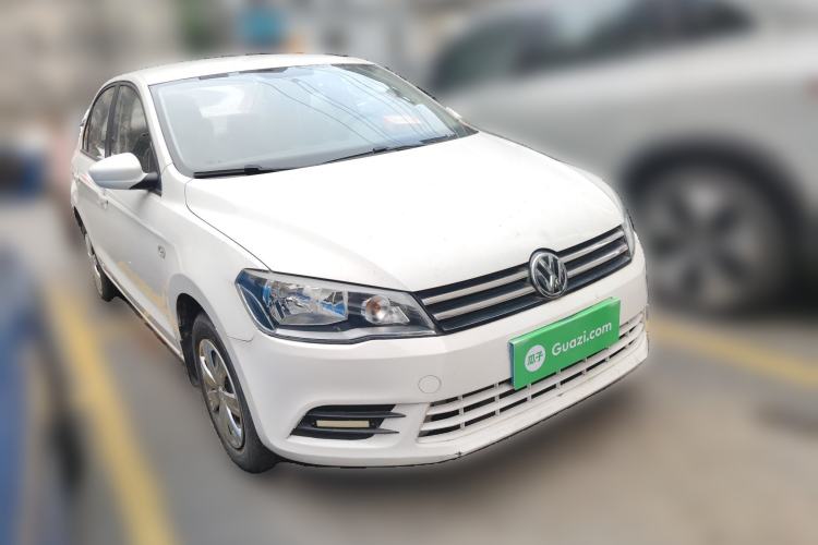 Used Volkswagen Jetta 2015 Value Edition 1.6L Manual Fashionable Style Front Right 45 Deg