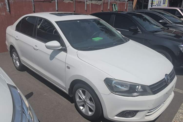Used Volkswagen Jetta 2015 1.6L Automatic Luxury Model Front Right 45 Deg