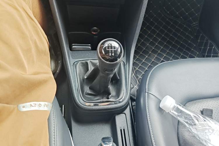 Used Volkswagen Jetta 2015 1.6L Manual Comfort Model Gear Lever