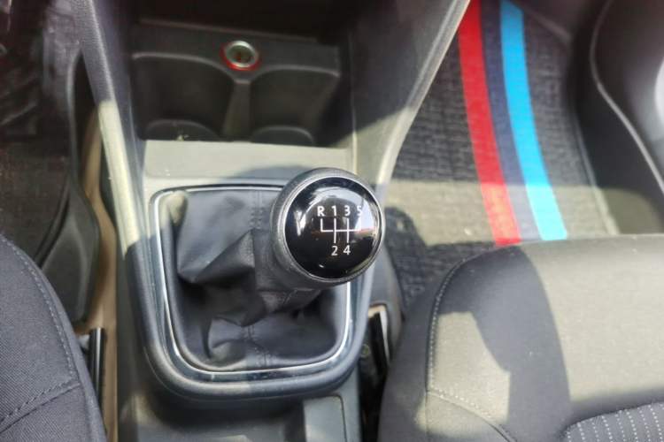 Used Volkswagen Jetta 2015 1.6L Manual Comfort Model Gear Lever