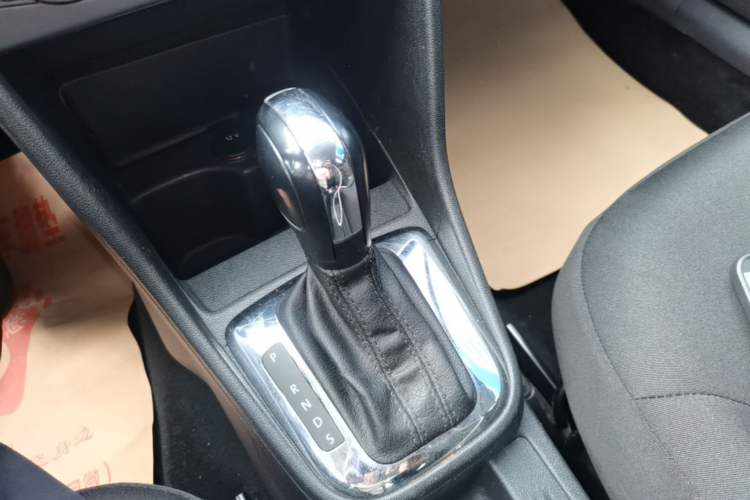 Used Volkswagen Jetta 2015 1.6L Automatic Fashion Model Gear Lever