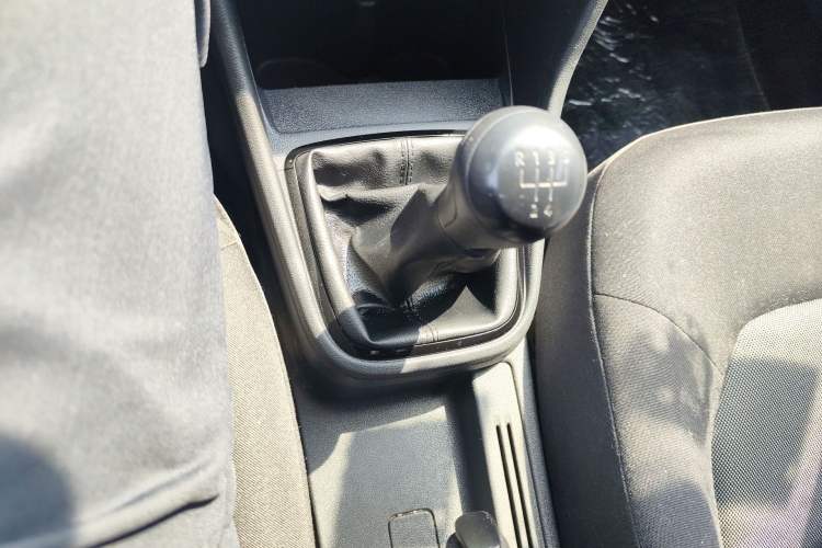Used Volkswagen Jetta 2015 Value Edition 1.6L Manual Fashionable Style Gear Lever
