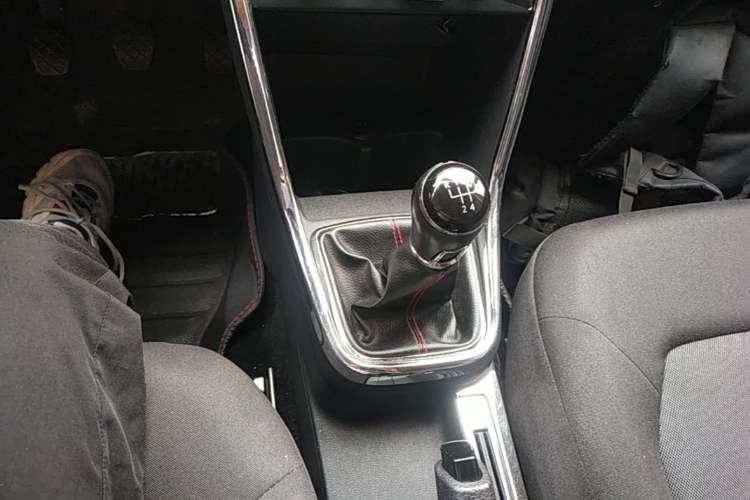Used Volkswagen Jetta 2015 Value Edition 1.6L Manual Fashionable Style Gear Lever