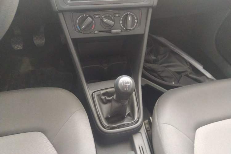 Used Volkswagen Jetta 2015 1.6L Manual Fashion Edition Gear Lever