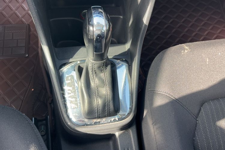 Used Volkswagen Jetta 2015 Value Edition 1.6L Automatic Comfort Version Gear Lever