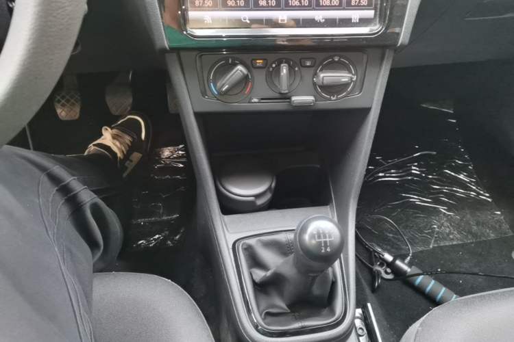Used Volkswagen Jetta 2015 Value Edition 1.6L Manual Fashionable Style Gear Lever