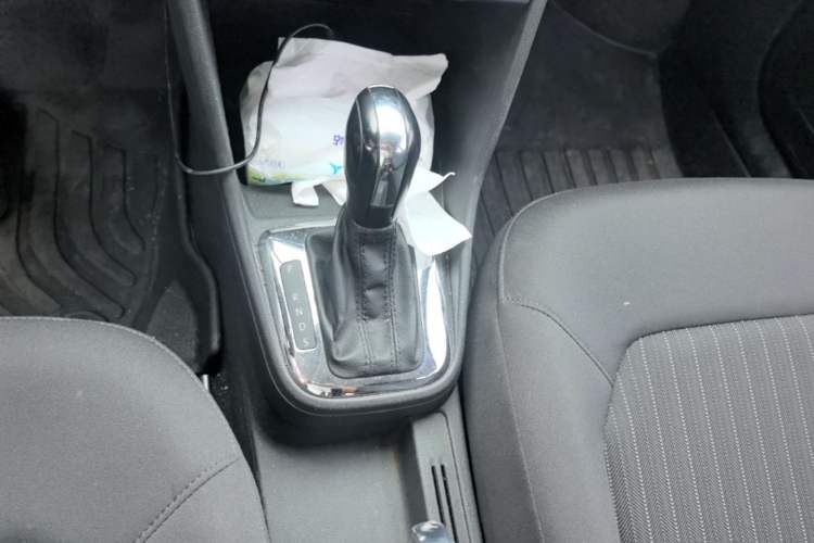 Used Volkswagen Jetta 2015 Value Edition 1.6L Automatic Comfort Version Gear Lever