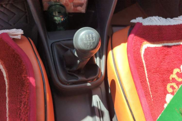 Used Volkswagen Jetta 2015 Value Edition 1.6L Manual Fashionable Style Gear Lever