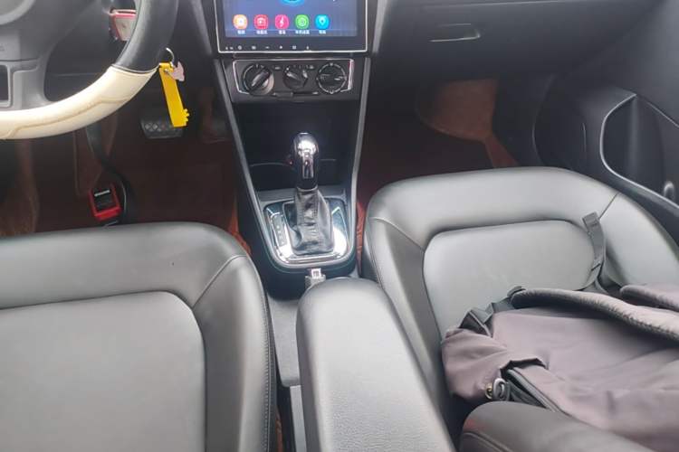Used Volkswagen Jetta 2015 Value Edition 1.6L Automatic Comfort Version Gear Lever