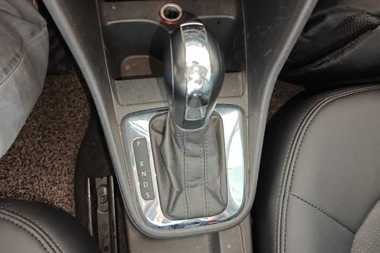 Used Volkswagen Jetta 2015 Value Edition 1.6L Automatic Comfort Version Gear Lever