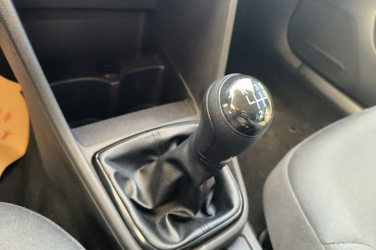 Used Volkswagen Jetta 2015 Value Edition 1.6L Manual Fashionable Style Gear Lever