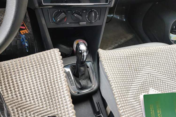 Used Volkswagen Jetta 2015 Value Edition 1.6L Automatic Fashion Version Gear Lever
