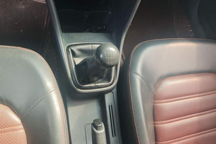 Used Volkswagen Jetta 2015 Value Edition 1.6L Manual Fashionable Style Gear Lever