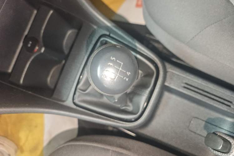 Used Volkswagen Jetta 2015 1.6L Manual Fashion Edition Gear Lever