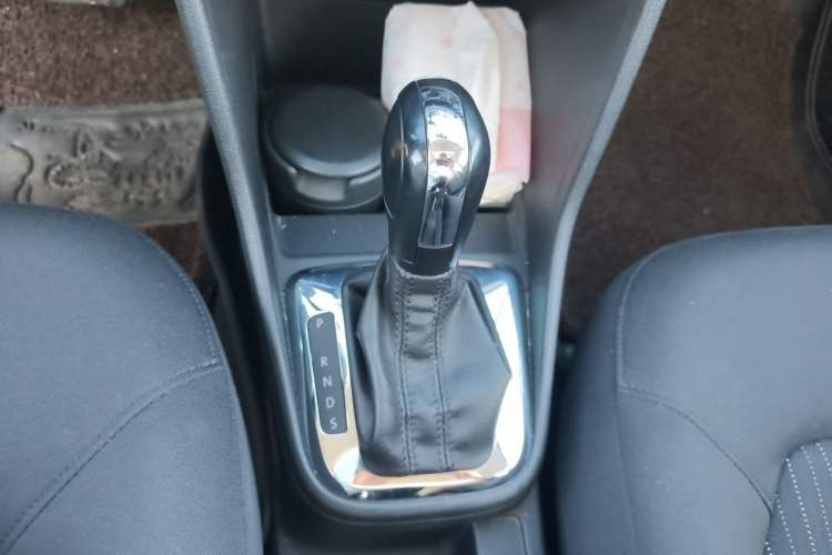 Used Volkswagen Jetta 2015 Value Edition 1.6L Automatic Comfort Version Gear Lever