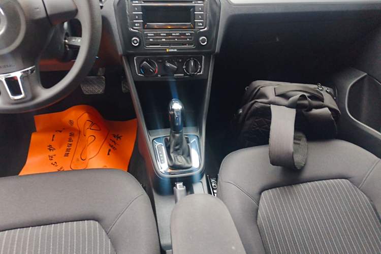 Used Volkswagen Jetta 2015 Value Edition 1.6L Automatic Comfort Version Gear Lever