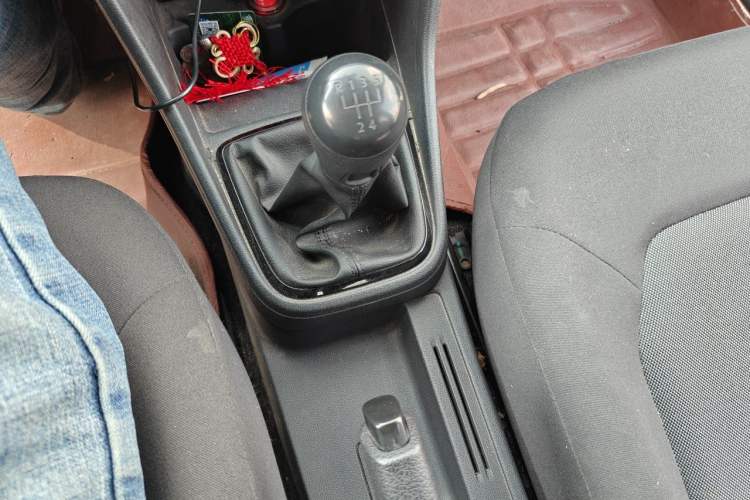 Used Volkswagen Jetta 2015 Value Edition 1.6L Manual Fashionable Style Gear Lever