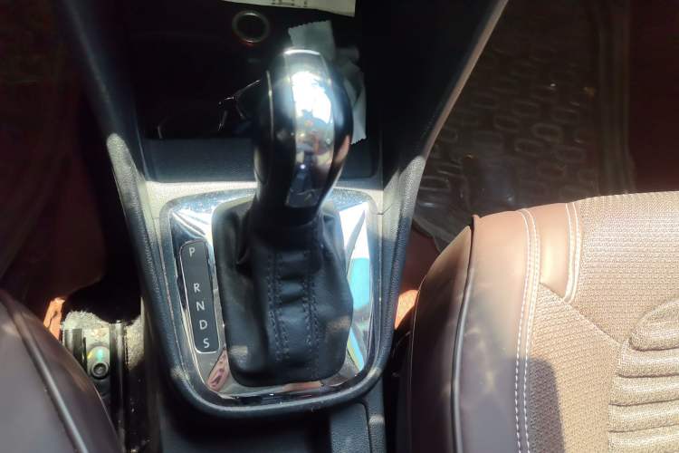 Used Volkswagen Jetta 2015 Value Edition 1.6L Automatic Comfort Version Gear Lever