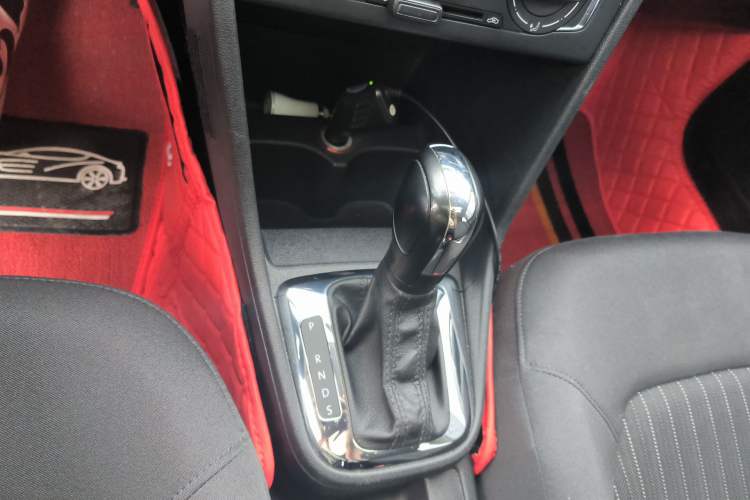 Used Volkswagen Jetta 2015 Value Edition 1.6L Automatic Comfort Version Gear Lever