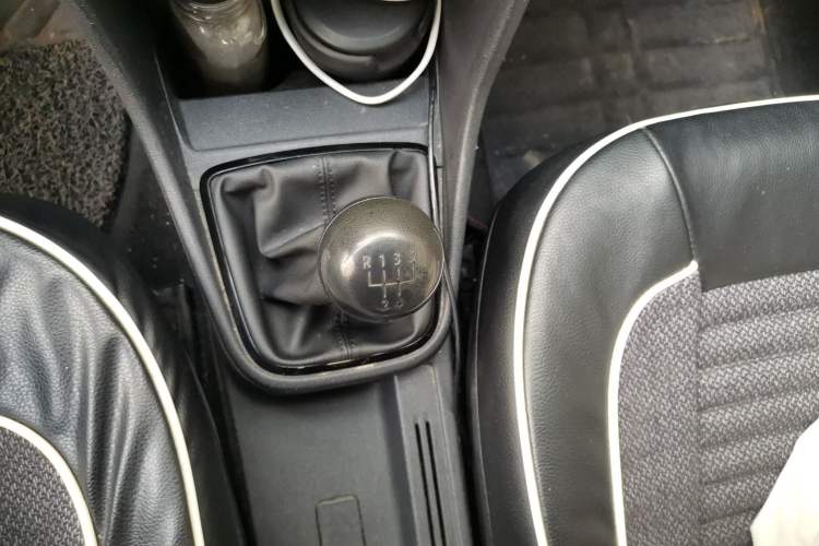 Used Volkswagen Jetta 2015 Value Edition 1.6L Manual Fashionable Style Gear Lever