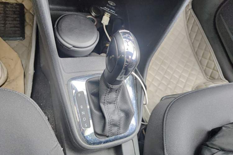 Used Volkswagen Jetta 2015 Value Edition 1.6L Automatic Comfort Version Gear Lever
