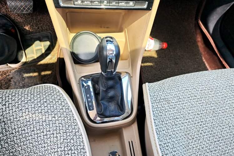 Used Volkswagen Jetta 2015 1.6L Automatic Luxury Model Gear Lever