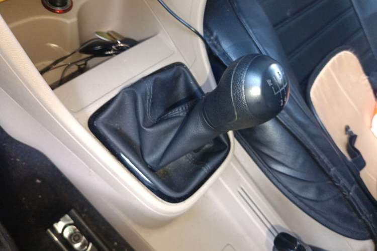 Used Volkswagen Jetta 2015 Value Edition 1.6L Manual Fashionable Style Gear Lever