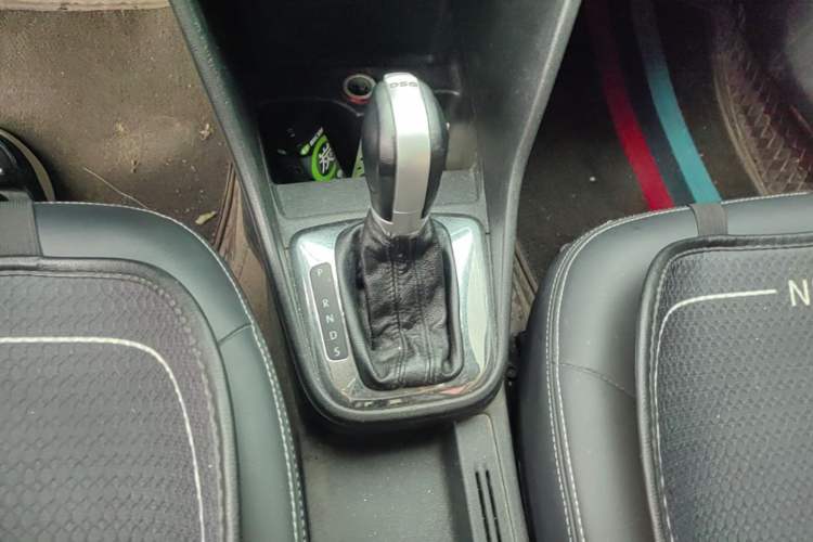 Used Volkswagen Jetta 2015 Value Edition 1.6L Automatic Comfort Version Gear Lever