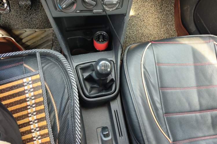 Used Volkswagen Jetta 2015 Zhuihui Edition 1.4L Manual Fashion Model Gear Lever