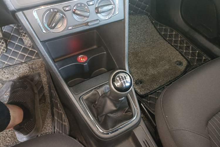 Used Volkswagen Jetta 2015 1.6L Manual Comfort Model Gear Lever