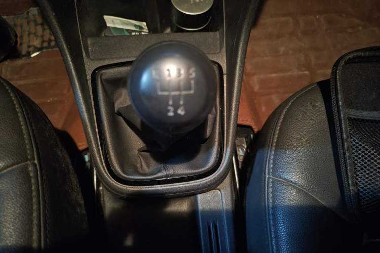 Used Volkswagen Jetta 2015 1.6L Manual Fashion Edition Gear Lever