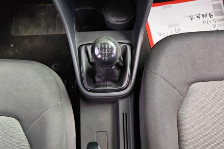 Used Volkswagen Jetta 2015 Value Edition 1.6L Manual Fashionable Style Gear Lever