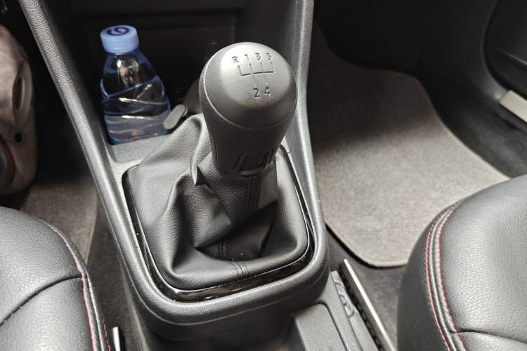 Used Volkswagen Jetta 2015 Zhuihui Edition 1.4L Manual Fashion Model Gear Lever