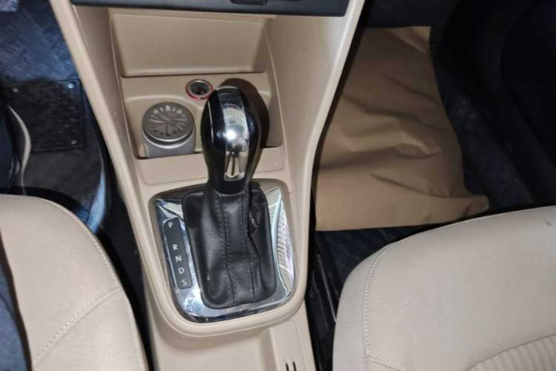 Used Volkswagen Jetta 2015 1.6L Automatic Comfort Model Gear Lever