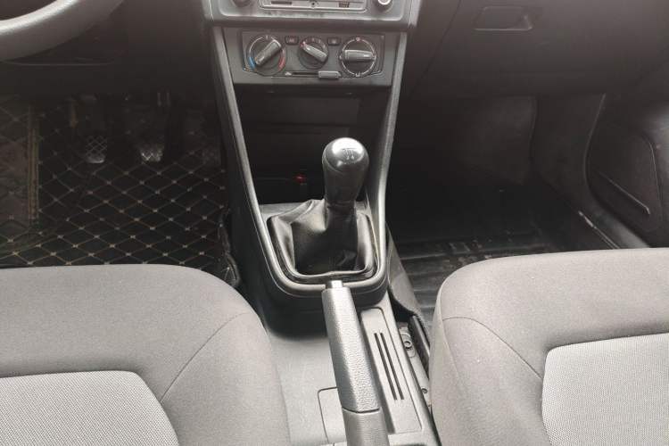 Used Volkswagen Jetta 2015 Value Edition 1.6L Manual Fashionable Style Gear Lever