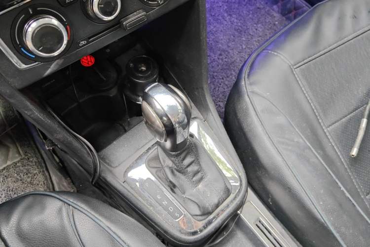 Used Volkswagen Jetta 2015 Value Edition 1.6L Automatic Comfort Version Gear Lever