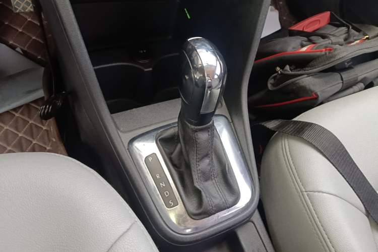 Used Volkswagen Jetta 2015 Value Edition 1.6L Automatic Fashion Version Gear Lever
