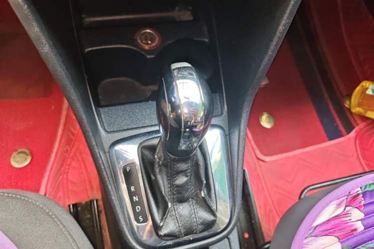 Used Volkswagen Jetta 2015 Value Edition 1.6L Automatic Comfort Version Gear Lever
