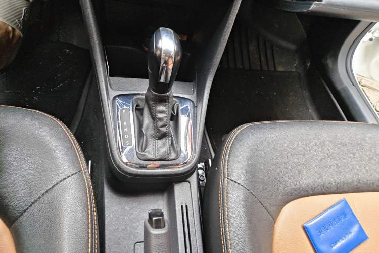 Used Volkswagen Jetta 2015 Value Edition 1.6L Automatic Comfort Version Gear Lever