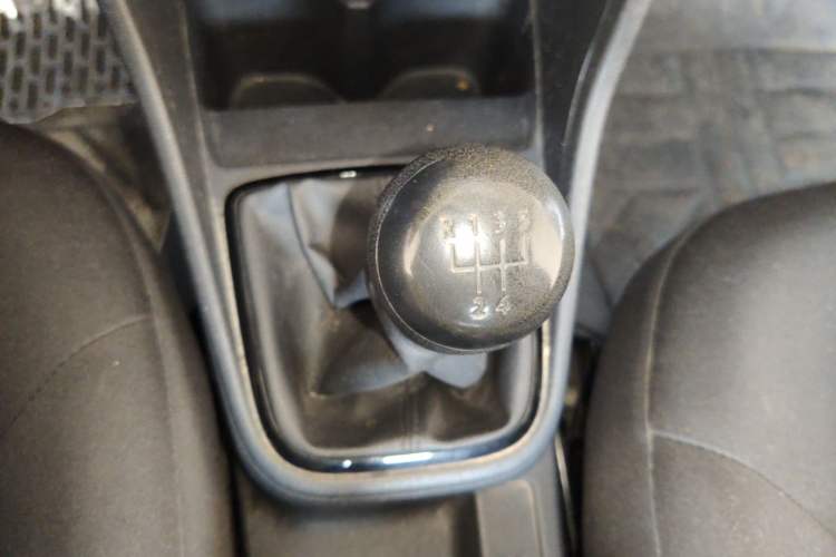 Used Volkswagen Jetta 2015 Value Edition 1.6L Manual Fashionable Style Gear Lever