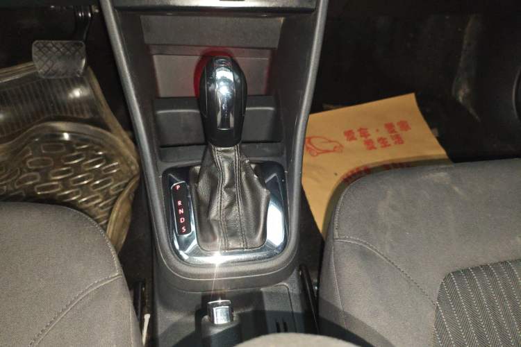 Used Volkswagen Jetta 2015 Value Edition 1.6L Automatic Comfort Version Gear Lever
