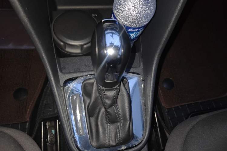 Used Volkswagen Jetta 2015 Value Edition 1.6L Automatic Fashion Version Gear Lever